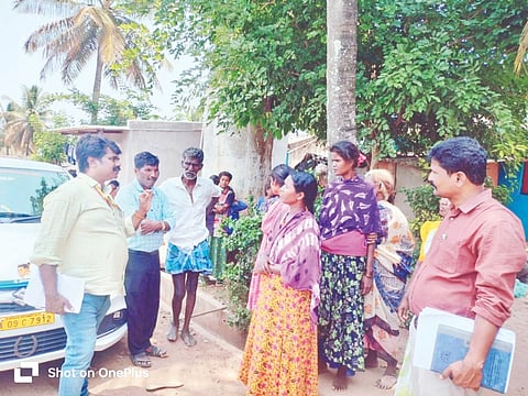  ಹುಣಸೂರು ತಾಲೂಕು ಮಾದಯ್ಯನಕಟ್ಟೆ ಹಾಡಿಗೆ ಗಿರಿಜನ ಕಲ್ಯಾಣಾಧಿಕಾರಿ ಗಂಗಾಧರ್ ನೇತೃತ್ವದ ತಂಡ ಭೇಟಿ ನೀಡಿ, ಗಿರಿಜನರಿಂದ ಸಮಸ್ಯೆ ಕುರಿತು ಮಾಹಿತಿ ಕಲೆ ಹಾಕಿದರು. ಗ್ರಾಪಂ ಕಾರ್ಯದರ್ಶಿ ಗೀತಾ, ಸೆಸ್ಕ್ ಜೆಇ ದೊರೆರಾಜು ಇತರರಿದ್ದರು