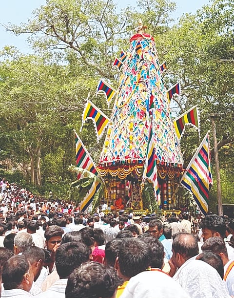 ಗುಂಡ್ಲುಪೇಟೆ ತಾಲೂಕಿನ ಕಂದೇಗಾಲದ ಪಾರ್ವತಾಂಭ ಬೆಟ್ಟದಲ್ಲಿ ಪಾರ್ವತಾಂಭ ಸಮೇತ ಸೋಮೇಶ್ವರ ರಥೋತ್ಸವ ವಿಜೃಂಭಣೆಯಿಂದ ಜರುಗಿತು. 
