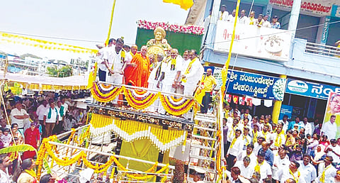 ಅರಸೀಕೆರೆ ನಗರದಲ್ಲಿ ಸಂಗೊಳ್ಳಿ ರಾಯಣ್ಣನ ಪುತ್ಥಳಿ ಅನಾವರಣ ಮಾಡಿದ ಕ್ಷಣ. ಮತ್ತೊಂದು ಚಿತ್ರದಲ್ಲಿ ಸಭಾ ಕಾರ್ಯಕ್ರಮವನ್ನು ಗಣ್ಯರು ಉದ್ಘಾಟಿಸಿದರು.