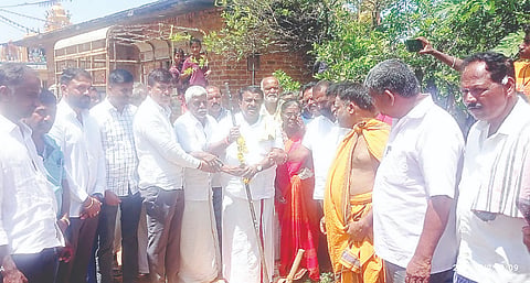 ಬಾಗೂರು ಹೋಬಳಿಯ ಕಲ್ಲೇ ಸೋಮನಹಳ್ಳಿ ಗ್ರಾಮದಲ್ಲಿ ಸಿಸಿ ರಸ್ತೆ ಕಾಮಗಾರಿಗೆ ಶಾಸಕ ಸಿ.ಎನ್.ಬಾಲಕೃಷ್ಣ ಭೂಮಿ ಪೂಜೆ ನೆರವೇರಿಸಿದರು. ಬಸವರಾಜ್, ಯೋಗೇಶ್, ತಮ್ಮಯ್ಯಣ್ಣ, ಸಾವಿತ್ರಮ್ಮ, ಶಿವಯ್ಯ, ಲೋಕಿ ಇತರರು ಇದ್ದರು.