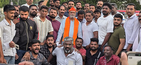 ಪಟ್ಟಣದ ಇತಿಹಾಸ ಪ್ರಸಿದ್ಧ ಶ್ರೀಮೂಡಲು ಬಾಗಿಲು ಆಂಜನೇಯನಸ್ವಾಮಿ ದೇವಾಲಯಕ್ಕೆ ಸೋಮವಾರ ಭಜರಂಗದಳ ಮುಖ್ಯಸ್ಥ ಹಾಗೂ ಹಿಂದೂವಾದಿ ಪ್ರಮೋದ್ ಮುತಾಲಿಕ್ ಹಿಂದೂ ಕಾರ್ಯಕರ್ತರೊಂದಿಗೆ ಭೇಟಿ ನೀಡಿ, ವಿಶೇಷ ಪೂಜೆ ಸಲ್ಲಿಸಿ ಸಂಭ್ರಮಿಸಿದರು.