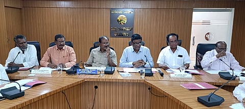 ರಾಯಚೂರಿನ  ಜಿಪಂ ಜಲ ನಿರ್ಮಲ ಸಭಾಂಗಣದಲ್ಲಿ  ಗುರುವಾರ ಗ್ಯಾರೆಂಟಿ ಯೋಜನಾ ಪ್ರಾಧಿಕಾರದ ಜಿಲ್ಲಾಧ್ಯಕ್ಷ ಪಾಮಯ್ಯ ಮುರಾರಿ ಅಧ್ಯಕ್ಷತೆಯಲ್ಲಿ ಜಿಲ್ಲಾ ಗ್ಯಾರಂಟಿ ಯೋಜನೆಗಳ ಅನುಷ್ಠಾನ ಪ್ರಾಧಿಕಾರದ ಪ್ರಗತಿ ಪರಿಶೀಲನಾ ಸಭೆ ನಡೆಯಿತು. ತಾಲೂಕು ಅಧ್ಯಕ್ಷ ಪವನ್ ಕಿಶೋರ್ ಪಾಟೀಲ್, ಪ್ರಾಧಿಕಾರದ ಉಪಾಧ್ಯಕ್ಷ  ನಾಗೇಂದ್ರಪ್ಪ ಮಟಮಾರಿ, ಗಫೂರಸಾಬ್, ಹನುಮಂತಪ್ಪ ಜಾಲಿಬೆಂಚಿ, ಶಂಕರಗೌಡ, ಸದಸ್ಯರಾದ ಬಿ.ಕೆ.ಅಂಬರೀಷ್, ಲಕ್ಷ್ಮಣ ಜ್ಯೋತಿ, ಮಹೆಬೂಬ್, ಅನಿಲ್ ಕುಮಾರ, ವೆಂಕಟೇಶ, ಜಿಪಂ ಮುಖ್ಯ ಯೋಜನಾಧಿಕಾರಿ ಡಾ.ಟಿ.ರೋಣಿ ಇದ್ದರು.