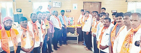 ತಿ.ನರಸೀಪುರ ತಾ.ಪಂ. ಸಭಾಂಗಣದಲ್ಲಿ ರಾಷ್ಟ್ರೀಯ ಹಬ್ಬಗಳ ಆಚರಣಾ ಸಮಿತಿ ಹಾಗೂ ತಾಲೂಕು ಉಪ್ಪಾರ ಸಂಘದ ಸಂಯುಕ್ತಾಶ್ರಯದಲ್ಲಿ ಬುಧವಾರ ಹಮ್ಮಿಕೊಳ್ಳಲಾಗಿದ್ದ ಮಹರ್ಷಿ ಭಗೀರಥ ಜಯಂತಿ ಕಾರ್ಯಕ್ರಮದಲ್ಲಿ ಭಗೀರಥರ ಭಾವಚಿತ್ರಕ್ಕೆ ಗಣ್ಯರು ಪುಷ್ಪಾರ್ಚನೆ ಮಾಡಿದರು.