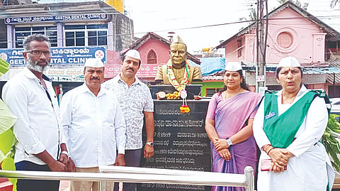ಭಾರತ ಸೇವಾ ದಳದ ಸಂಸ್ಥಾಪಕ ಡಾ.ನಾ.ಸು.ಹರ್ಡಿಕರ್ ಜನ್ಮ ದಿನಾಚರಣೆ ಅಂಗವಾಗಿ ಬೇಲೂರಿನಲ್ಲಿ ಅವರ ಪುತ್ಥಳಿಗೆ ಪುಷ್ಪಹಾರದ ಮೂಲಕ ಗಣ್ಯರು ಗೌರವ ಸಲ್ಲಿಸಿದರು. ಪುರಸಭೆ ಪ್ರಭಾರ ಅಧ್ಯಕ್ಷೆ ಉಷಾ ಸತೀಶ್, ಭಾರತ ಸೇವಾ ದಳದ ಜಿಲ್ಲಾ ಸಂಚಾಲಕಿ ರಾಣಿ,  ತಾಲೂಕು ಅಧ್ಯಕ್ಷ ಯುವರಾಜು, ಸಂಚಾಲಕ ಬಾಳೆಹಣ್ಣು ರಮೇಶ್, ಮುಖಂಡ ವೆಂಕಟೇಶ್ ಇತರರು ಇದ್ದರು.