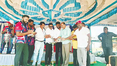 ನುಗ್ಗೇಹಳ್ಳಿ ಹೋಬಳಿ ಕೇಂದ್ರದ ಕರ್ನಾಟಕ ಪಬ್ಲಿಕ್ ಶಾಲೆ ಆವರಣದಲ್ಲಿ ಹೊಯ್ಸಳ ಕ್ರಿಕೆಟರ್ಸ್ ವತಿಯಿಂದ ಆಯೋಜಿಸಿದ್ದ  ಪ್ರೀಮಿಯರ್ ಲೀಗ್ ಸೀಸನ್ 1 ಕ್ರಿಕೆಟ್ ಪಂದ್ಯಾವಳಿಯನ್ನು ವಿಧಾನ ಪರಿಷತ್ ಮಾಜಿ ಸದಸ್ಯ ಎಂ.ಎ.ಗೋಪಾಲಸ್ವಾಮಿ ಉದ್ಘಾಟಿಸಿದರು. ಪ್ರಕಾಶ್, ವೇಣು ಕುಮಾರ್, ಅಶೋಕ್, ನಟರಾಜ್, ಪ್ರದೀಪ್, ಇದ್ದರು. 