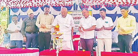 ಅರಸೀಕೆರೆ ತಾಲೂಕು ಕಚೇರಿ ಆವರಣದಲ್ಲಿ ಏರ್ಪಡಿಸಿದ್ದ ಜನಸ್ಪಂದನ ಕಾರ್ಯಕ್ರಮವನ್ನು ಕೆ.ಎಂ.ಶಿವಲಿಂಗೇಗೌಡ ಉದ್ಘಾಟಿಸಿದರು. ಸಂತೋಷ್ ಕುಮಾರ್, ಮೋಹನ್‌ಕುಮಾರ್, ಧರ್ಮಶೇಖರ್ ಇತರರಿದ್ದರು.