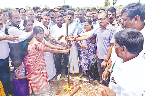 ಟೋ ಇದರ ಗುಂಡ್ಲುಪೇಟೆ ತಾಲೂಕಿನ ಹೊರೆಯಾಲ ಗ್ರಾಮದಲ್ಲಿ ಮಹನೀಯರ ಪುತ್ಥಳಿ ನಿರ್ಮಾಣ ಕಾಮಗಾರುಗೆ ಗೋಪಾಲ ಭೂಮಿ ಪೂಜೆ ನೆರವೇರಿಸಿದರು. ಮಹೇಶ, ಶಿವಸ್ವಾಮಿ ಇದ್ದರು. 