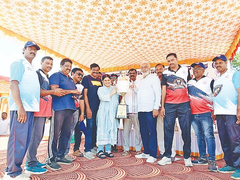 ಎರಡು ದಿನಗಳ ಸಮ್ಮಿಲನ ಸೌಹಾರ್ದ ಕ್ರಿಕೆಟ್ ಪಂದ್ಯಾವಳಿಗೆ ಶನಿವಾರ ಶಾಸಕ ಎಚ್.ಪಿ.ಸ್ವರೂಪ್ ಪ್ರಕಾಶ್, ವಿಧಾನ ಪರಿಷತ್ ಸದಸ್ಯ ಡಾ.ಸೂರಜ್ ರೇವಣ್ಣ, ಅರಕಲಗೂಡು ಶಾಸಕ ಎ.ಮಂಜು. ಎಸ್ಪಿ ಶುಭಾನ್ವಿತಾ ಮೊದಲಾದವರು ಚಾಲನೆ ನೀಡಿ ಶುಭ ಕೋರಿದರು.