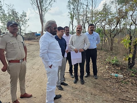 ಐದಳ್ಳ ಕಾವಲು ಪ್ರದೇಶಕ್ಕೆ ಅರಣ್ಯಸಚಿವ ಈಶ್ವರ ಬಿ.ಖಂಡ್ರೆ ಭೇಟಿ ನೀಡಿ ಪರಿಶೀ ಲನೆ ನಡೆಸಿದರು. ಅರಣ್ಯ ಸಂರಕ್ಷಣಾಧಿಕಾರಿ ಸೌರಭ್ ಕುಮಾರ್ ಇತರದ್ದರು.