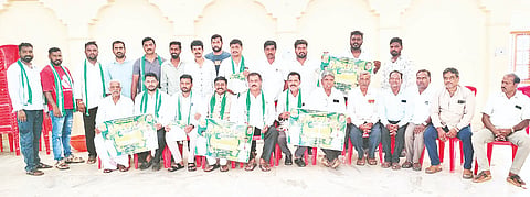 ವರುಣ ವಿಧಾನಸಭಾ ಕ್ಷೇತ್ರ ವ್ಯಾಪ್ತಿಯಲ್ಲಿ ಹಮ್ಮಿಕೊಂಡಿರುವ ಜನರೊಂದಿಗೆ ಜನತಾದಳ ಕಾರ್ಯಕ್ರಮದ ಪೋಸ್ಟರನ್ನು ಜೆಡಿಎಸ್ ಮುಖಂಡರು ಬಿಡುಗಡೆ ಮಾಡಿದರು.  ಅಭಿಷೇಕ್ ಮಣೇಗಾರ್, ಬಾಲಕೃಷ್ಣ, ಚನ್ನೇಗೌಡ, ಎಂ.ಶಿವಪ್ರಸಾದ್, ಬಸವರಾಜು, ಕೃಷ್ಣ, ಪ್ರಭುಸ್ವಾಮಿ, ಸತೀಶ್, ಸಿದ್ದರಾಜು ಇದ್ದರು.