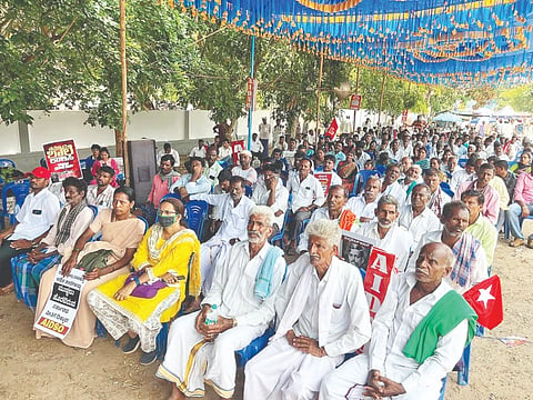 ಎಚ್.ಡಿ.ಕೋಟೆ ತಾಲೂಕು ಕಚೇರಿ ಮುಂಭಾಗ ಎಐಡಿಎಸ್‌ಒ ಮತ್ತು ಸಾರ್ವಜನಿಕ ಶಿಕ್ಷಣ ಉಳಿಸಿ ಸಮಿತಿಯ ನೇತೃತ್ವದಲ್ಲಿ ಪ್ರತಿಭಟನಾ ಸಮಾವೇಶದಲ್ಲಿ ಉಪ ತಹಸೀಲ್ದಾರರಿಗೆ ಮನವಿ ಪತ್ರ ಸಲ್ಲಿಸಿದರು. 