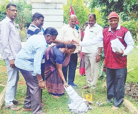 ತಿ.ನರಸೀಪುರ ಪಟ್ಟಣದ ತಾಲೂಕು ಕಚೇರಿ ಮುಂಭಾಗದಲ್ಲಿರುವ ಅಂಬೇಡ್ಕರ್ ಪುತ್ಥಳಿ ಬಳಿ ಕಾರ್ಮಿಕ ವಿರೋಧಿ ಕಾಯ್ದೆಯ ಪ್ರತಿಯನ್ನು ಸುಡುವ ಮೂಲಕ ಸಿಐಟಿಯು ಪ್ರತಿಭಟನೆ ನಡೆಸಿತು. ಆಲಗೂಡು ಸಿ.ಪುಟ್ಟಮಲ್ಲಯ್ಯ, ಶಾಂತಮೂರ್ತಿ,  ಮಹದೇವಮ್ಮ, ನೀಲಸೋಗೆ ಸಿದ್ದರಾಜು ಇತರರು ಇದ್ದರು.