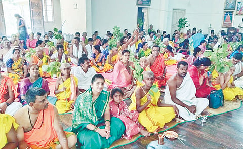 ಅರಕಲಗೂಡು ತಾಲೂಕಿನ ಅರೇಮಾದನಹಳ್ಳಿ ಮಠದಲ್ಲಿ ಹಮ್ಮಿಕೊಂಡಿದ್ದ ಸಾಮೂಹಿಕ ಉಪನಯನದಲ್ಲಿ ಭಾಗವಹಿಸಿದ್ದ ಭಕ್ತರು.