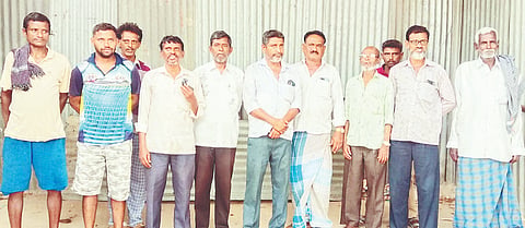 ಸಾಲಿಗ್ರಾಮ ತಾಲೂಕಿನ ಹಳೇ ಶಾಲೆ ಮೈದಾನದಲ್ಲಿ ದಲಿತ ಮುಖಂಡರು ಮತ್ತು ಸಾರ್ವಜನಿಕರ ಸಭೆ  ನಡೆಯಿತು. ಮನುಗನಹಳ್ಳಿ ದೇವರಾಜ, ಗಂಗಾಧರ್, ಸೈಯದ್ ಸೌಕತ್ ಇತರರು ಇದ್ದರು.