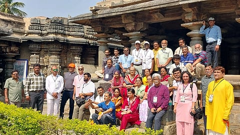 ಬೆಂಗಳೂರಿನ ಆರ್.ಜಿ.ವಿ.ಕೆ ಇಂಡಿಯಾ ಸಂಸ್ಥೆಯ ತಂಡದವರು ನಗರದ ಚಂದ್ರಮೌಳೇಶ್ವರ ದೇಗುಲಕ್ಕೆ ಭೇಟಿ ನೀಡಿದ್ದರು. ಶಶಿಧರ್, ಹರೀಶ್, ಪ್ರವೀಣ್, ಚಂದ್ರೇಗೌಡ ಇದ್ದರು.