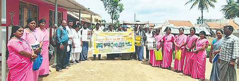ಗುಂಡ್ಲುಪೇಟೆ ತಾಲೂಕಿನ ತೆರಕಣಾಂಬಿ ಪ್ರಾಥಮಿಕ ಆರೋಗ್ಯ ಕೇಂದ್ರದ ವತಿಯಿಂದ ತ್ರಿಯಂಬಕಪುರ ಗ್ರಾಮದಲ್ಲಿ ಡೆಂೆ ವಿರೋಧಿ ದಿನವನ್ನು ಆಚರಿಸಲಾಯಿತು.
