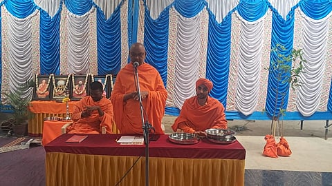 ಗುಂಡ್ಲುಪೇಟೆ ತಾಲೂಕಿನ ಮೂಡುಗೂರಿನಲ್ಲಿ ವೀರಶೈವ ಲಿಂಗಾಯತ ಸಮುದಾಯದ ಸಭೆಯಲ್ಲಿ ಪಡುಗೂರು ಶ್ರೀ ಶಿವಲಿಂಗೇಂದ್ರಸ್ವಾಮೀಜಿ ಮಾತನಾಡಿದರು. 
