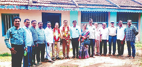 ತಾಲೂಕಿನ ವಿದ್ಯಾ ಇಲಾಖಾ ನೌಕರರ ಸಹಕಾರ ಸಂಘದ ನೂತನ ಅಧ್ಯಕ್ಷರಾಗಿ ಸೋಮವಾರ ಅವಿರೋಧವಾಗಿ ಆಯ್ಕೆಯಾದ ಶಿಕ್ಷಕ ಎಚ್.ಟಿ.ರಾಜಶೇಖರ್ ಅವರಿಗೆ ಸಂಘದ ನಿರ್ದೇಶಕರು ಮತ್ತು ಸದಸ್ಯರು ಅಭಿನಂದಿಸಿದರು.