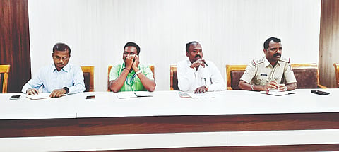  ತಿ.ನರಸೀಪುರ ಪಟ್ಟಣದ ಪುರಸಭಾ ಸಭಾಂಗಣದಲ್ಲಿ ಮಂಗಳವಾರ ತಹಸೀಲ್ದಾರ್ ಟಿ.ಜಿ. ಸುರೇಶ್ ಆಚಾರ್ ಅಧ್ಯಕ್ಷತೆಯಲ್ಲಿ ರೈತರ ಕುಂದುಕೊರತೆ ಸಭೆ ಜರುಗಿತು. ಕೊತ್ತೇಗಾಲ ಮಹೇಶ್, ಶಾಂತಮೂರ್ತಿ ಇತರರು ಇದ್ದರು.