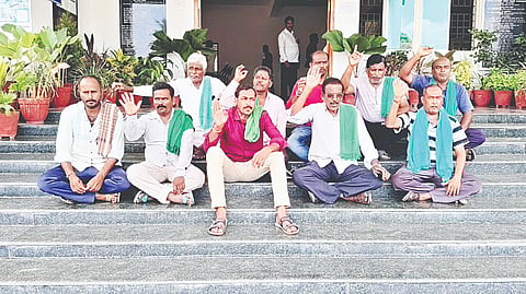 ರೈತ ಸಂಘಟನೆಯ ಪ್ರಮುಖರನ್ನು ಕಡೆಗಣಿಸಿ, ಕುಂದುಕೊರತೆ ಸಭೆ ಮಾಡುತ್ತಿದ್ದಾರೆ ಎಂದು ಆರೋಪಿಸಿ ತಹಸೀಲ್ದಾರ್ ವಿರುದ್ಧ ಕಬ್ಬು ಬೆಳೆಗಾರರ ಸಂಘದ ಸದಸ್ಯರು ತಿ.ನರಸೀಪುರ ಪುರಸಭೆ ಮುಂದೆ ಪ್ರತಿಭಟಿಸಿದರು.