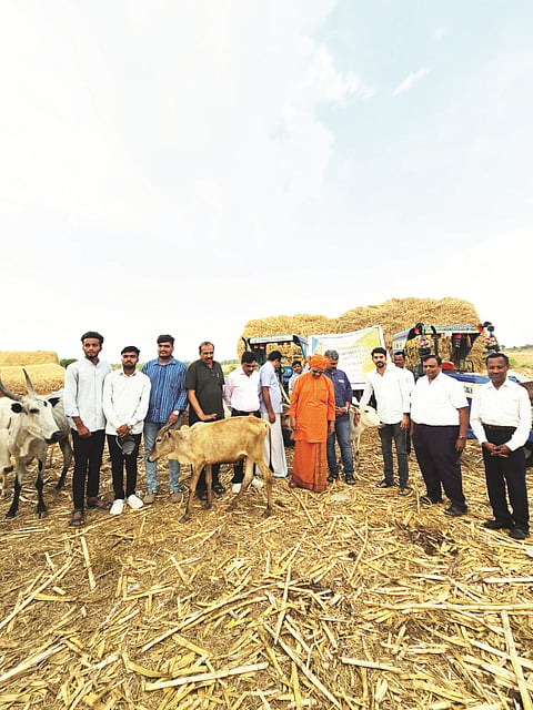  ಪಾವಗಡದ ಶ್ರೀ ರಾಮಕೃಷ್ಣ ಸೇವಾಶ್ರಮದ ಮೇವು ವಿತರಣಾ ಕೇಂದ್ರಕ್ಕೆ ತುಮಕೂರು ವಿವಿಯ ತಂಡ ಭೇಟಿ ನೀಡಿ ಪರಿಶೀಲಿಸಿತು. ಶ್ರೀ ರಾಮಕೃಷ್ಣ ಸೇವಾಶ್ರಮದ ಪೀಠಾಧ್ಯಕ್ಷ ಜಪಾನಂದ ಸ್ವಾಮೀಜಿ,  ತುಮಕೂರು ವಿವಿ ಕುಲಪತಿ ಪ್ರೊ.ಎಂ ವೆಂಕಟೇಶ್ವರಲು, ಡಾ.ಪರಶುರಾಮ್​, ಡಾ.ಗುಂಡೇಗೌಡ, ಅನ್ನಪೂರ್ಣೇಶ್ವರಿ ಇತರರು ಇದ್ದರು.