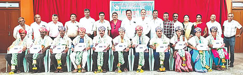 ತಿ.ನರಸೀಪುರ ಪಟ್ಟಣದ ಗುರುಭವನದಲ್ಲಿ ಪ್ರಾಥಮಿಕ ಶಾಲಾ ಶಿಕ್ಷಕರ ಸಂಘದ ನೂತನ ಅಧ್ಯಕ್ಷ, ಪ್ರಧಾನ ಕಾರ್ಯದರ್ಶಿ ಹಾಗೂ ಕಾರ್ಯಕಾರಿಣಿ ಪದಾಧಿಕಾರಿಗಳನ್ನು ಸನ್ಮಾನಿಸಲಾಯಿತು. ಎಸ್.ಸಿ.ಶಿವಮೂರ್ತಿ, ನಾಗೇಶ್, ಎಂ.ವಿ.ಶಿವಶಂಕರಮೂರ್ತಿ, ಸೋಸಲೆ ನಾಗೇಶ, ಟಿ.ಎಸ್.ಸುಬ್ಬಣ್ಣ, ಕುಪ್ಯ ಪುಟ್ಟಸ್ವಾಮಿ ಇತರರು ಇದ್ದರು.