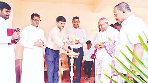 ಹನಗೋಡು ಹೋಬಳಿಯ ಕೂಡ್ಲೂರು ಗ್ರಾಮದಲ್ಲಿ ಐಟಿಸಿ ಕಂಪನಿಯ ಎಬಿಡಿ ವಿಭಾಗದಿಂದ ನೂತನವಾಗಿ ನಿರ್ಮಿಸಿರುವ ಬಸ್ ತಂಗುದಾಣವನ್ನು ಜನರಲ್ ಮ್ಯಾನೇಜರ್ ಪಿ.ಪ್ರವೀಣಕುಮಾರ್ ಉದ್ಘಾಟಿಸಿದರು. ಬಿಷಪ್ ಫಾ.ಡಾ.ಎಸ್.ಜೆ. ಪ್ರಿನ್ಸಿಸ್ ಸೆರಾರೋ,  ಫಾದರ್ ಸ್ಟ್ಯಾನ್ಲಿ ಡಿ. ಅಮ್ಮೆಡ,  ಎ.ಜೋಸೆಫ್ ಮರಿ ಇತರರು ಇದ್ದರು.