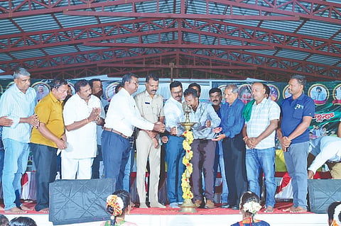 ತಿ.ನರಸೀಪುರ ಪಟ್ಟಣದ ವಿದ್ಯೋದಯ ಕಾಲೇಜು ಆವರಣದಲ್ಲಿ ಶನಿವಾರ ಮೆಗಾಸ್ಟಾರ್ ಡ್ಯಾನ್ಸ್ ಕ್ಲಾಸ್ ಕೇಂದ್ರದ 10ನೇ ವಾರ್ಷಿಕೋತ್ಸವ ಸಮಾರಂಭವನ್ನು ಆರೋಗ್ಯ ಇಲಾಖೆಯ ಮುಖ್ಯ ಆಡಳಿತಾಧಿಕಾರಿ ಡಾ.ವೆಂಕಟರಾಜು ಉದ್ಘಾಟಿಸಿದರು. ಧನಂಜಯ, ಮರಿಸ್ವಾಮಿ, ಮಾದೇಶ್, ಎಂ.ಮಹದೇವ್, ರಘುನಂದನ್, ಕೆಇಬಿ ಸಿದ್ದಲಿಂಗಸ್ವಾಮಿ, ಉತ್ತಂಬಳ್ಳಿ ನಾಗರಾಜು ಇತರರು ಇದ್ದರು.