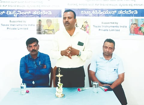 ತಿ.ನರಸೀಪುರ ಪಟ್ಟಣದಲ್ಲಿ ವಿವೇಕ ಗ್ರಾಮೀಣ ಜೀವನಾಧಾರ ಕೇಂದ್ರ ಉದ್ಘಾಟನೆ ಹಾಗೂ ಫ್ಯಾಷನ್ ಡಿಸೈನಿಂಗ್ ಮತ್ತು ಬ್ಯೂಟಿಷಿಯನ್ ತರಬೇತಿ ಕಾರ್ಯಾಗಾರದಲ್ಲಿ ಕೇಂದ್ರದ ವ್ಯವಸ್ಥಾಪಕ ಪಿ.ಡಿ. ನಾಯಕ್ ಮಾತನಾಡಿದರು. ಉಪನ್ಯಾಸಕ ಎಂ. ಮಹಾದೇವ್, ಕೆ.ರಾಜು ಇದ್ದರು. 