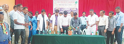 ತಿ.ನರಸೀಪುರ ಪಟ್ಟಣದ ಗುರುಭವನದಲ್ಲಿ ಸೋಮವಾರ ಉಚಿತ ಕಣ್ಣಿನ ತಪಾಸಣೆ ಹಾಗೂ ಚಿಕಿತ್ಸಾ ಶಿಬಿವರವನ್ನು ಆಯೋಜಿಸಲಾಗಿತ್ತು. ಡಾ.ಮಂಜುನಾಥ್, ಎಂ.ವಿ.ಶಿವಶಂಕರಮೂರ್ತಿ, ಸೋಸಲೆ ನಾಗೇಶ್, ಸುಬ್ರಹ್ಮಣ್ಯ, ಎ.ಗಜೇಂದ್ರ, ರೇವಣ್ಣ, ನಾಗರಾಜು, ನಾರಾಯಣಮೂರ್ತಿ ಇತರರಿದ್ದರು.
