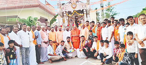 ತಿ.ನರಸೀಪುರ ತಾಲೂಕಿನ ವಾಟಾಳು ಗ್ರಾಮದಲ್ಲಿ ಆಯೋಜಿಸಲಾಗಿದ್ದ ಬಸವ ಜಯಂತಿ ಕಾರ್ಯಕ್ರಮದಲ್ಲಿ ಬೆಳ್ಳಿ ರಥದಲ್ಲಿ ಬಸವೇಶ್ವರರ ಪ್ರತಿಮೆ ಮೆರವಣಿಗೆಗೆ ವಾಟಾಳು ಮಠದ ಶ್ರೀ ಸಿದ್ದಲಿಂಗ ಶಿವಾಚಾರ್ಯ ಸ್ವಾಮೀಜಿ ಚಾಲನೆ ನೀಡಿದರು. ರಾಜಶೇಖರ ಸ್ವಾಮೀಜಿ, ಗುರುಸ್ವಾಮಿ ಸ್ವಾಮೀಜಿ, ಶಿವಕುಮಾರಸ್ವಾಮಿಗಳು, ಸಿ.ಎಂ.ಪ್ರಕಾಶ್, ತೊಂಟೇಶ್ ಇತರರಿದ್ದರು.
