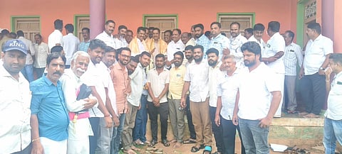 ಗುಂಡ್ಲುಪೇಟೆ ಪಟ್ಟಣದಲ್ಲಿ ಬಸವಜಯಂತಿ ಆಚರಣೆ ಪೂರ್ವ ಸಿದ್ಧತೆ ಅಂಗವಾಗಿ ಸೋಮೇಶ್ವರ ಹಾಸ್ಟೆಲ್ನಲ್ಲಿ ಮಂಗಳವಾರ ಹಮ್ಮಿಕೊಂಡಿದ್ದ ವೀರಶೈವ ಲಿಂಗಾಯತ ಮಹಾಸಭಾ ಸದಸ್ಯರ ಸಭೆಯಲ್ಲಿ ಶಾಸಕ ಎಚ್. ಎಂ. ಗಣೇಶ ಪ್ರಸಾದ್, ಮಾಜಿ ಶಾಸಕ ಸಿ.ಎಸ್. ನಿರಂಜನಕುಮಾರ್,  ಬಿಜೆಪಿ ಮಂಡಲಾಧ್ಯಕ್ಷ ಸಿ.ಮಹದೇವಪ್ರಸಾದ್, ಘಟಕ ಅಧ್ಯಕ್ಷ ಕೆ.ಎಸ್. ಶಿವಪ್ರಸಾದ್ ಇತರರು ಇದ್ದರು. 