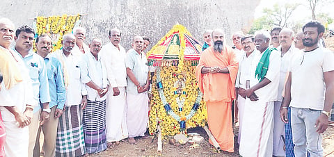 ತಿ.ನರಸೀಪುರ ಕಿರುಗಾವಲು ಮುಖ್ಯ ರಸ್ತೆಯಲ್ಲಿರುವ ತಾಲೂಕಿನ ಬೊಮ್ಮನಹಳ್ಳಿ ಬಳಿ ಒಡೆದ ಕಲ್ಲು ಬಸವೇಶ್ವರ ಸ್ವಾಮಿಗೆ ಹಲವಾರ ಮಠದ ಶ್ರೀ ಷಡಕ್ಷರಿ ದೇಶಿಕೇಂದ್ರ ಸ್ವಾಮೀಜಿ ಅವರು ಮಳೆಗಾಗಿ ಪ್ರಾರ್ಥಿಸಿ ಪೂಜೆ ಸಲ್ಲಿಸಿದರು. ಚಿದರವಳ್ಳಿ, ಬೊಮ್ಮನಹಳ್ಳಿ, ದೊಡ್ಡಲಕ್ಷ್ಮಿಪುರ ಗ್ರಾಮಸ್ಥರು ಇದ್ದರು.