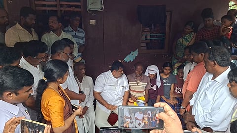 ಸಚಿವ ಮಂಕಾಳ ವೈದ್ಯ ಪರಿಹಾರ ವಿತರಿಸಿದರು.
