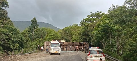 ಅಂಕೋಲಾ ಬಳಿ ಬಸ್ ಪಲ್ಟಿಯಾಗಿದೆ. 