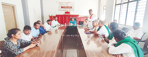  ಅರಕಲಗೂಡಿನ ತಾಲೂಕು ಕಚೇರಿ ಸಭಾಂಗಣದಲ್ಲಿ ಶುಕ್ರವಾರ ತಹಸೀಲ್ದಾರ್ ಸೌಮ್ಯಾ ಅವರು ಗ್ಯಾಸ್ ಏಜೆನ್ಸಿಗಳ ಮಾಲೀಕರು, ಗ್ರಾಹಕರ ಸಭೆ ನಡೆಸಿದರು. ಮಂಜುನಾಥ್, ರವಿಕುಮಾರ್ ಇತರರು ಇದ್ದರು.