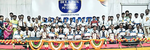 PUC students ಹುಬ್ಬಳ್ಳಿಯ ಡಾ. ಆರ್​.ಬಿ. ಪಾಟೀಲ್​ ಮಹೇಶ ಕಾಲೇಜಿನ ಪ್ರಥಮ ಪಿಯು ಪ್ರಾರಂಭೋತ್ಸವ ಸಮಾರಂಭದಲ್ಲಿ ಡಿಡಿಪಿಐ ಉಮೇಶ ಬೊಮ್ಮಕ್ಕನವರ, ರಿಯಾಜ ಬಸರಿ, ಆರ್​.ಎನ್​. ದೇಸಾಯಿ, ರಮೇಶ ಹೊಂಬಾಳಿ ಇತರರು ಇದ್ದರು.