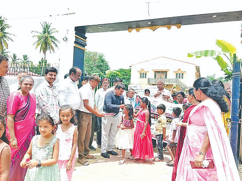 ಅರಕಲಗೂಡು ತಾಲೂಕು ಕೊಣನೂರು ಪಿಎಂಶ್ರೀ ಶಾಲಾ ಪ್ರಾರಂಭೋತ್ಸವದಲ್ಲಿ ಬಿಇಒ ಕೆ.ಪಿ. ನಾರಾಯಣ ಅವರು ಮಕ್ಕಳಿಗೆ ಗುಲಾಬಿ ಹೂವು ನೀಡಿ ಸ್ವಾಗತಿಸಿದರು. ಅಕ್ಷರ ದಾಸೋಹ ಅಧಿಕಾರಿ ರಂಗಸ್ವಾಮಿ, ತಾಲೂಕು ಪ್ರಾಥಮಿಕ ಶಾಲಾ ಸಹ ಶಿಕ್ಷಕರ ಸಂಘದ ಜಗದೀಶ್, ಶಿಕ್ಷಕರು ಇದ್ದರು.