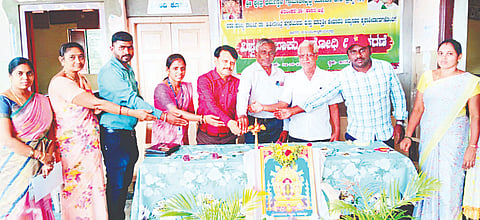 ಅರಸೀಕೆರೆ ಗ್ರಾಮಾಂತರದ ಹಾರನಹಳ್ಳಿ ಗ್ರಾಮದ ಶ್ರೀತರಳಬಾಳು ಶಾಲೆಯಲ್ಲಿ ಶ್ರೀಕ್ಷೇತ್ರ ಧರ್ಮಸ್ಥಳ ಗ್ರಾಮಾಭಿವೃದ್ಧಿ ಯೋಜನೆಯಿಂದ ಬುಧವಾರ ಆಯೋಜಿಸಿದ್ದ ತಂಬಾಕು ವಿರೋಧಿ ದಿನಾಚರಣೆ ಕಾರ್ಯಕ್ರಮವನ್ನು ಗಣ್ಯರು ಉದ್ಘಾಟಿಸಿದರು. ಹಾರನಹಳ್ಳಿ ಡಾ.ಮಲ್ಲಪ್ಪ, ಶೇಖರಪ್ಪ, ಅಕ್ಷತಾ ರೈ ಇತರರು ಇದ್ದರು.