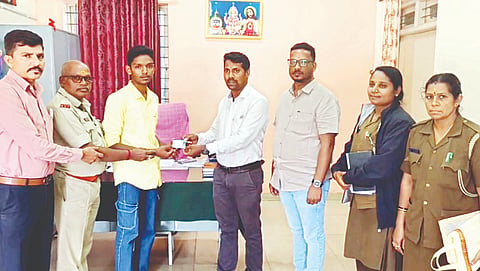 ಪಟ್ಟಣದ ಕೆಎಸ್‌ಆರ್‌ಟಿಸಿ ಕಚೇರಿಯಲ್ಲಿ ಘಟಕ ವ್ಯವಸ್ಥಾಪಕ ನಾಗರಾಜು ಖಾರ್ವಿ ವಿದ್ಯಾರ್ಥಿಗಳಿಗೆ ಬಸ್ ಪಾಸ್  ವಿತರಿಸಿದರು. ಪುರುಷೋತ್ತಮ್, ಮಮತಾ, ನಾಗರತ್ನಾ, ದಿನೇಶ್ ಬೆಳ್ಳಾವರ ಇತರರು ಇದ್ದರು.