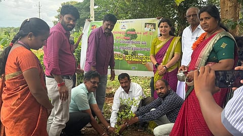 ಶ್ರೀ ಕ್ಷೇತ್ರ ಧರ್ಮಸ್ಥಳ ಗ್ರಾಮಾಭಿವೃದ್ಧಿ ಯೋಜನೆ ಬಿಸಿ ಟ್ರಸ್ಟ್ ವತಿಯಿಂದ ಪಟ್ಟಣದ ಚಂದ್ರಮೌಳೇಶ್ವರ ಶಾಲೆಯಲ್ಲಿ ಗಿಡ ನೆಡುವುದರ ಮೂಲಕ ಪರಿಸರ ದಿನ ಆಚರಿಸಲಾಯಿತು.ವೇಣುಗೋಪಾಲ್, ಗುರುಸ್ವಾಮಿ, ತಿರುಮಲ್ಲೇಶ್, ಗುಣಶ್ರೀ ಇದ್ದರು. 