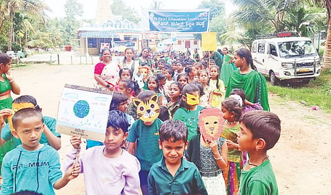 ತಿ.ನರಸೀಪುರ ತಾಲೂಕಿನ ತಲಕಾಡು ಪಟ್ಟಣದಲ್ಲಿ ಎನ್.ಆರ್.ಪಟೇಲ್ ಶಾಲೆಯ ವಿದ್ಯಾರ್ಥಿಗಳು ಪರಿಸರ ದಿನಾಚರಣೆ ಪ್ರಯುಕ್ತ ಜಾಗೃತಿ ಜಾಥಾ ನಡೆಸಿದರು.