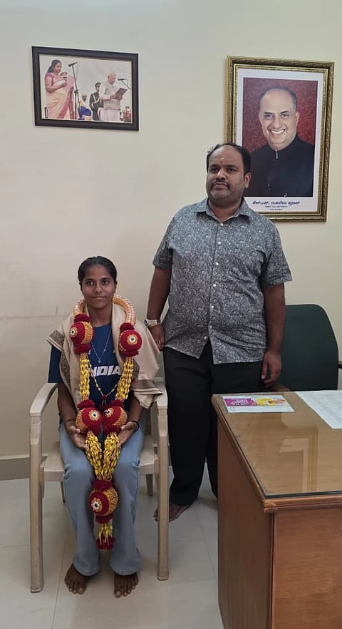 ಮಲೇಶಿಯದಲ್ಲಿ ನಡೆಯಲಿರುವ ಪ್ರಿಸ್ಬಿ ಕ್ರೀಡಾ ಸ್ಪರ್ಧೆಗೆ ಆಯ್ಕೆಯಾದ ವಿದ್ಯಾರ್ಥಿನಿಯನ್ನು ಶಾಸಕ ಎಚ್.ಎಂ.ಗಣೇಶ್‌ಪ್ರಸಾದ್ ಮೈಸೂರಿನ ತಮ್ಮ ನಿವಾಸದಲ್ಲಿ ಅಭಿನಂದಿಸಿದರು. 