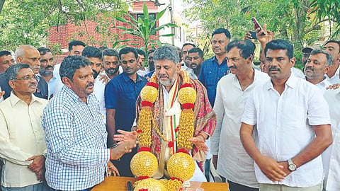 ಹುಣಸೂರಿನ ಮಾಜಿ ಶಾಸಕ ಎಚ್.ಪಿ.ಮಂಜುನಾಥ್ ನೇತೃತ್ವದಲ್ಲಿ ಕಾಂಗ್ರೆಸ್ ಕಾರ್ಯಕರ್ತರು ಮುಖ್ಯಮಂತ್ರಿ ಡಿ.ಕೆ.ಶಿವಕುಮಾರ್ ಅವರಿಗೆ ಬೆಳ್ಳಿ ಕಡಗ ತೊಡಿಸಿ ಗೌರವಿಸಿದರು.