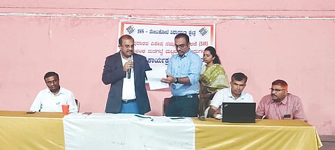 ಪಾಂಡವಪುರ ಪಟ್ಟಣದ ಟಿಎಪಿಸಿಎಂಎಸ್  ಸಭಾಂಗಣದಲ್ಲಿ ಸಹಾಯಕ ಮತದಾರರ ನೋಂದಣಾಧಿಕಾರಿಗಳ ಕಾರ್ಯಾಲಯ ವತಿಯಿಂದ ಆಯೋಜಿಸಿದ್ದ ಮತದಾರರ ವಿಶೇಷ ಸಮಗ್ರ ಪರಿಷ್ಕರಣೆ (ಎಸ್‌ಐಆರ್) ಸಂಬಂಧಪಟ್ಟ ಮತಗಟ್ಟೆ ಮಟ್ಟದ ಏಜೆಂಟ್‌ಗಳ ತರಬೇತಿ ಕಾರ್ಯಕ್ರಮದಲ್ಲಿ ಉಪವಿಭಾಗಾಧಿಕಾರಿ ಕೆ.ಆರ್.ಶ್ರೀನಿವಾಸ್ ಮಾತನಾಡಿದರು.