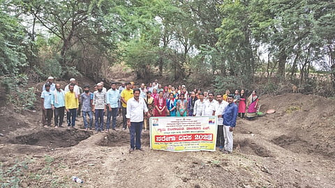 ತಿಕೋಟಾ ತಾಲೂಕಿನ ತಾಜಪೂರ ಹೆಚ್. ಗ್ರಾಮ ಪಂಚಾಯಿತಿಯಲ್ಲಿ ಹಮ್ಮಿಕೊಂಡಿದ್ದ ‘ದುಡಿಯೋಣ ಬಾ’ ಅಭಿಯಾನ ನಡೆಯಿತು. ಉಮೇಶ ಕನಮಡಿ, ಚಂದ್ರಶೇಖರ ಬಿದರಿ, ಕಲ್ಲಪ್ಪ ನಂದರಗಿ, ಸಿದ್ರಾಯ ದಾಶ್ಯಾಳ, ಹಾಜಿಸಾಬ ಮುಲ್ಲಾ, ಹಣಮಂತ ಕಬ್ಬೂರ ಇತರರಿದ್ದರು.