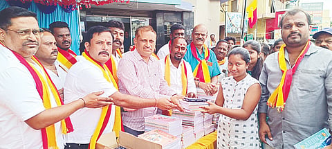  ಅರಸೀಕೆರೆ ನಗರದ ಬಸವೇಶ್ವರ ವೃತ್ತದಲ್ಲಿ ಕರವೇ ಅಧ್ಯಕ್ಷ ಟಿ.ಎ.ನಾರಾಯಣಗೌಡ ಹುಟ್ಟು ಹಬ್ಬದ ಅಂಗವಾಗಿ ಶಾಲಾ ವಿದ್ಯಾರ್ಥಿಗಳಿಗೆ ಕಲಿಕಾ ಪರಿಕರ ವಿತರಿಸಲಾಯಿತು. ಕಿರಣ್ ಕುಮಾರ್, ವಿವೇಕ್, ಗಂಗಾಧರ್, ಸಂತೋಷ್ ಸೇರಿದಂತೆ ಇತರರು ಇದ್ದರು.