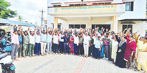  ಟಾಟಾ ಪವರ್ ಕಂಪನಿಗೆ ವಿದ್ಯುತ್ ಸರಬರಾಜು ಪರವಾನಗಿ ನೀಡುವುದನ್ನು ವಿರೋಧಿಸಿ ಸೆಸ್ಕ್ ಸಿಬ್ಬಂದಿ ಗುರುವಾರ ಅರಕಲಗೂಡಿನಲ್ಲಿ ಪ್ರತಿಭಟನೆ ನಡೆಸಿದರು.