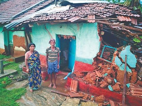 ನುಗ್ಗೇಹಳ್ಳಿ  ಹೋಬಳಿಯ ದುಗ್ಗೇನಹಳ್ಳಿ ಗ್ರಾಮದಲ್ಲಿ ಶುಕ್ರವಾರ ಸುರಿದ ಧಾರಾಕಾರ ಮಳೆಗೆ ಪುಟ್ಟಮ್ಮ ಬೆಟ್ಟೇಗೌಡ ಅವರ ವಾಸದ ಮನೆಗೋಡೆ, ಮೇಲ್ಚಾವಣಿ ಕುಸಿದು ಹಾನಿ ಸಂಭವಿಸಿದೆ. 