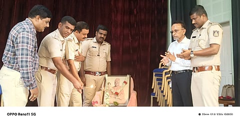 ಎಚ್.ಡಿ.ಕೋಟೆ ಪಟ್ಟಣದ ಡಾ.ಬಿ.ಆರ್.ಅಂಬೇಡ್ಕರ್ ಭವನದಲ್ಲಿ  ಪೋಲಿಸ್ ಇಲಾಖೆ ಅಧಿಕಾರಿಗಳು, ಸಿಬ್ಬಂದಿ ಹಾಗೂ ಕುಟುಂಬ ವರ್ಗದವರಿಗೆ ಆಯೋಜಿಸಿದ್ದ ಆರೋಗ್ಯ ತಪಾಸಣೆ ಶಿಬಿರಕ್ಕೆ ಡಾ.ರವೀಂದ್ರ ಚಾಲನೆ ನೀಡಿದರು. ಗಂಗಾಧರ್, ಪ್ರಸನ್ನ, ಚಂದ್ರ ಹಾಸನ್, ಕಿರಣ್ ಇದ್ದರು. 